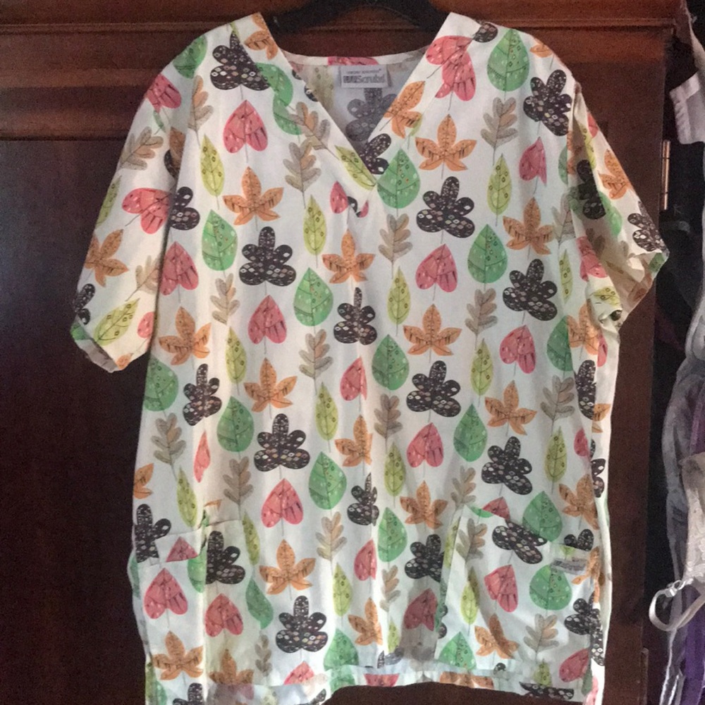 Uniform advantage scrub top